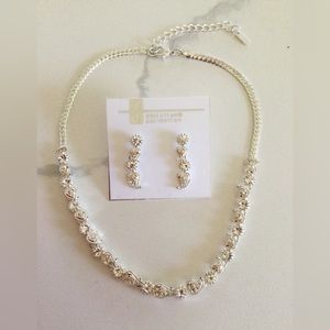 Gorgeous necklace and earring set perfect for formal occasions 👰🏻‍♀️